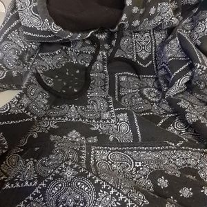 Delusions of grandeur size M hoodie with front pocket paisley print black/white